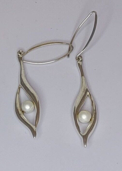 Pea pod earrings, Seed, growth, Pearl drop earring, science present, botanical gardener, nature, growth, peas in a pod,close gift birthstone