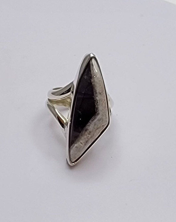 Purple Statement ring, Raw amethyst stone, gemstone ring, Gift for peace, relaxation, self discovery,and healing protection crystal
